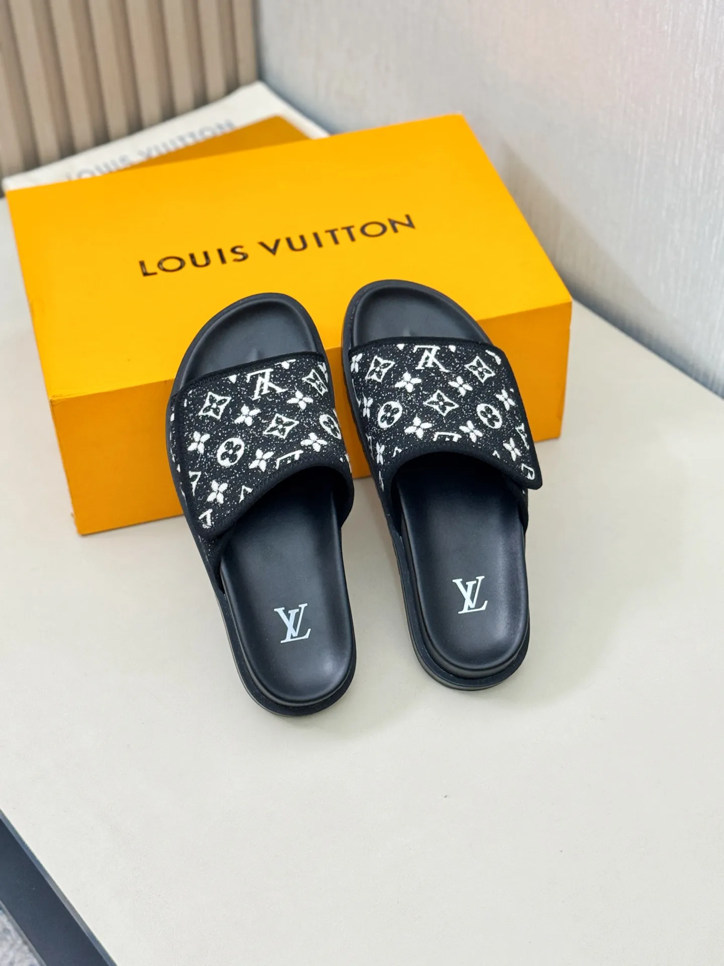 [L Home] P: 340💰Size: 38-45 Top purchasing agent lv men's summer slippers, classic presbyopia with Velcro, soft real leather lining, unique color splicing effect, distinctive personality, fashionable and trendy essential style, light and comfortable. Lightweight and tough rubber insole, micro ridged foam outsole, super comfortable!